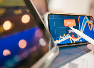 Trader analisando opções de Bitcoin, Ethereum e forex em múltiplos mercados